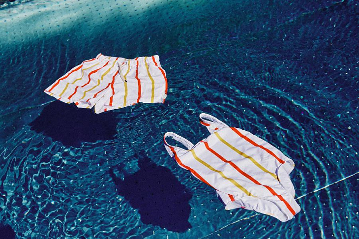 «Макдоналдс» выпустил коллекцию купальников из переработанных трубочек