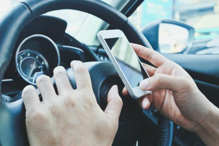 Как смартфоны влияют на реакцию водителей за рулем