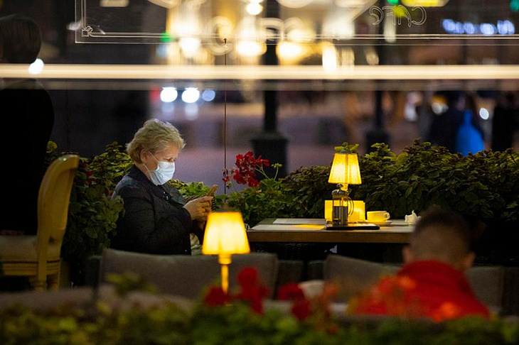 Власти Москвы обсудили возможность закрытия баров и ночных клубов