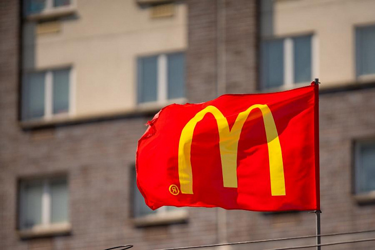 Агрегатор Х5 «Около» начал тестировать доставку из «Макдоналдс» в Москве
