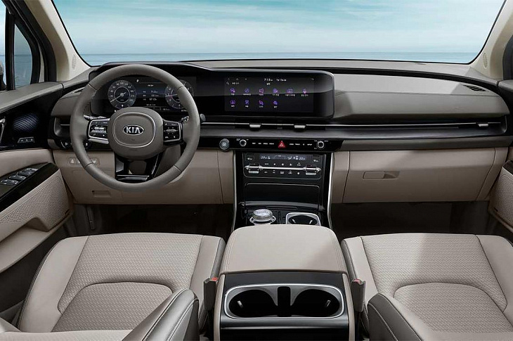 Kia показала интерьер нового минивэна для России 