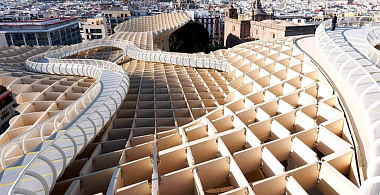 Где находится самая большая деревянная постройка в мире?