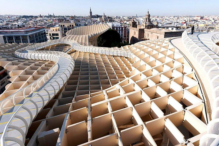 Где находится самая большая деревянная постройка в мире?