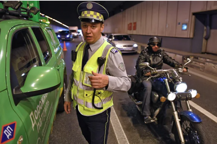 Мотоциклисты въезжают в лето