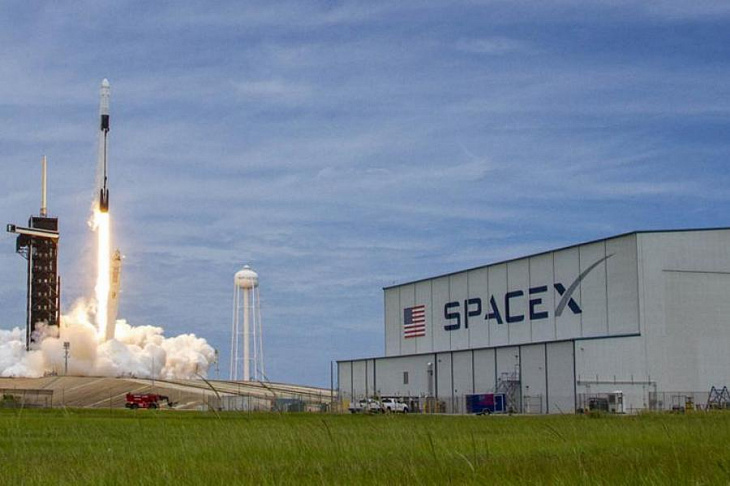 SpaceX запланировала к осени обеспечить весь мир беспроводным интернетом