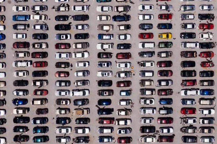 Автодилеры просят включить себя в список пострадавших отраслей