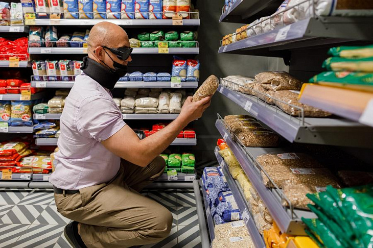 Топ-менеджеры «Пятерочки» провели эксперимент в костюме симуляции возраста