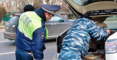 Это должен знать каждый водитель. Как правильно показывать машину полиции