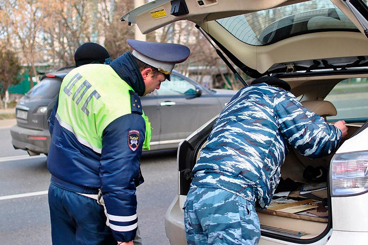 Это должен знать каждый водитель. Как правильно показывать машину полиции