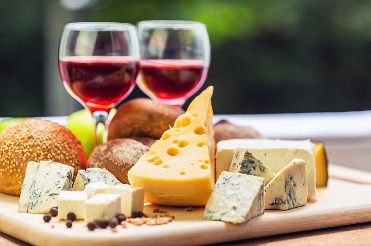 Вино и сыр предотвращают старческое слабоумие: правда или миф