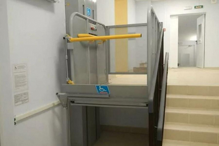 120 подъемников для инвалидов установили в московских подъездах в 2020 году