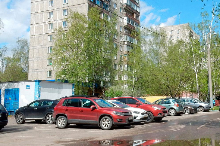 Водителя оштрафовали за парковку во дворе дома. Как избежать проблем?