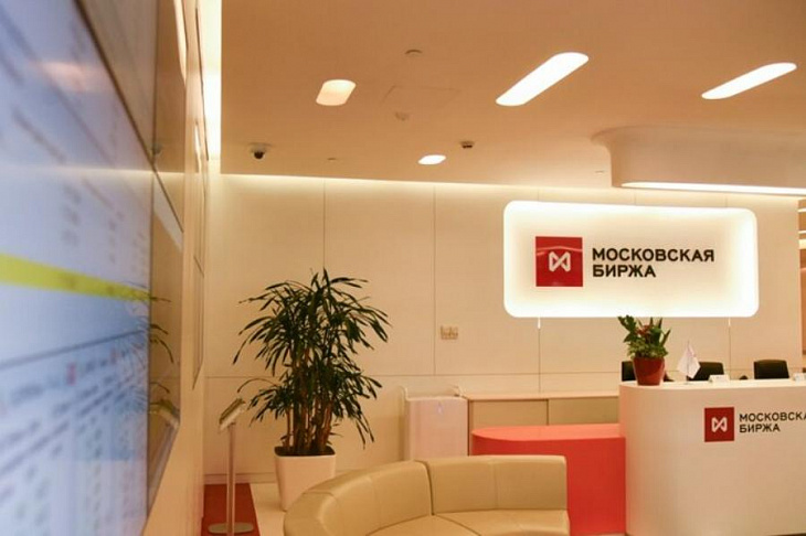 Мосбиржа установила верхние границы возможных курсов доллара и евро до начала торгов