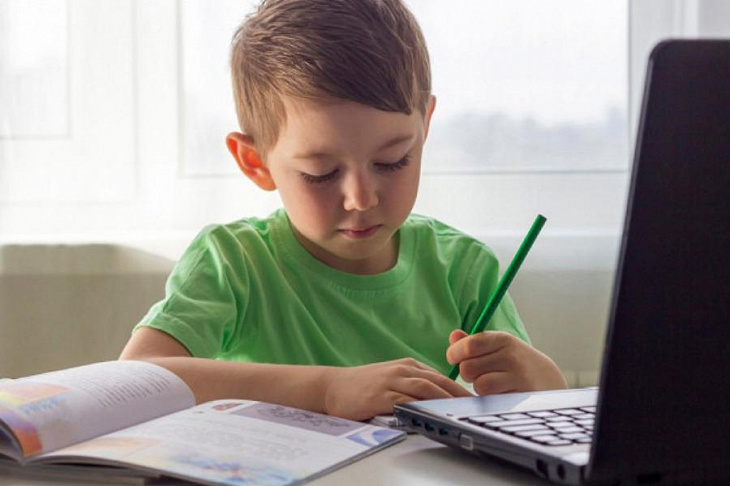 Врачи предупредили об опасном последствии удаленки для детей