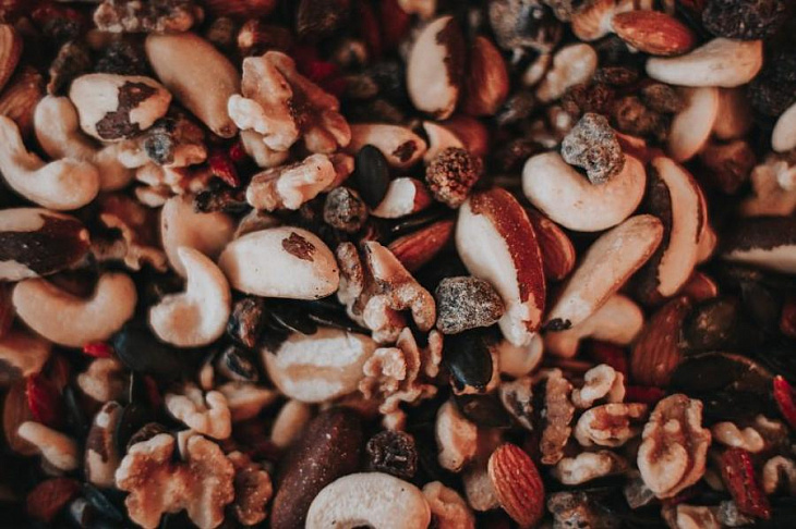 Объяснены польза и вред орехов