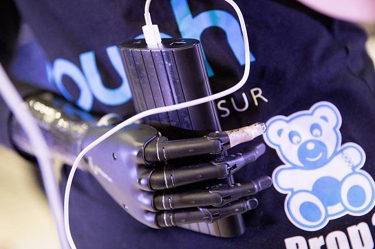 Человеку с киберпротезом руки впервые смогли вернуть осязание