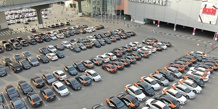 «Он лишил нас парковок». Водители отреагировали на запрет каршеринга 