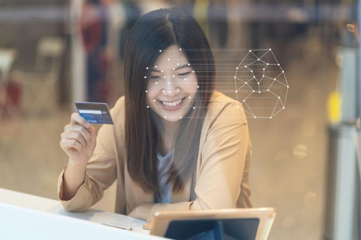 До конца 2020 года в России запустят оплату по биометрии в магазинах и кафе