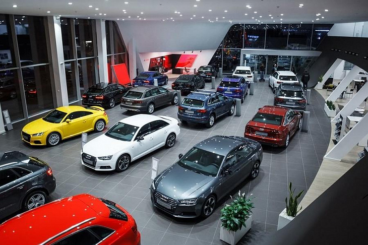 Зарплаты будут уже не те». Автосалоны и заводы закрываются 