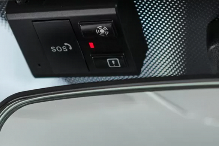 Дорогу правому рулю: мораторий на установку «тревожной кнопки» для ввозимых машин продлят