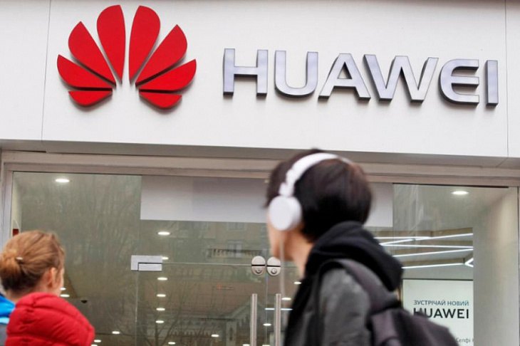 Выручка Huawei с начала года упала на 32%