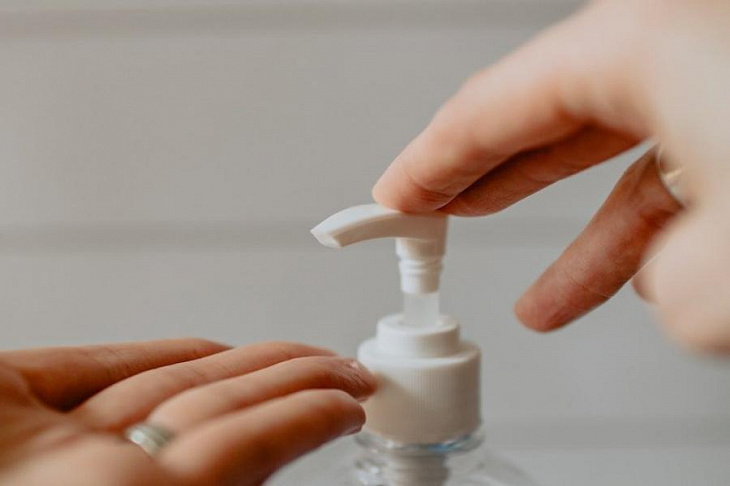 Врач дала совет, как сохранить кожу рук при использовании антисептика