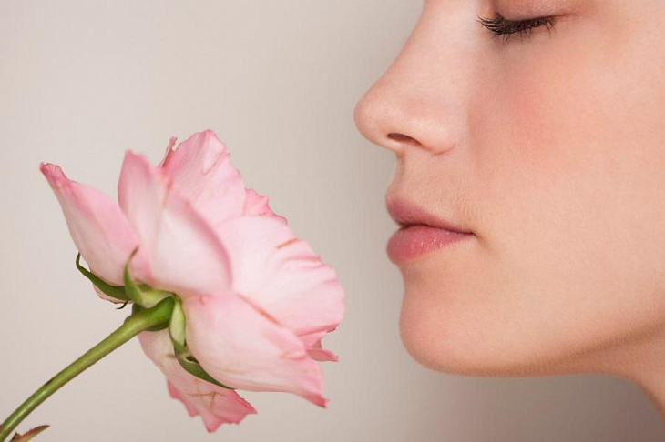 Ученые заявили, что потеря обоняния — это «позитивный» симптом COVID-19