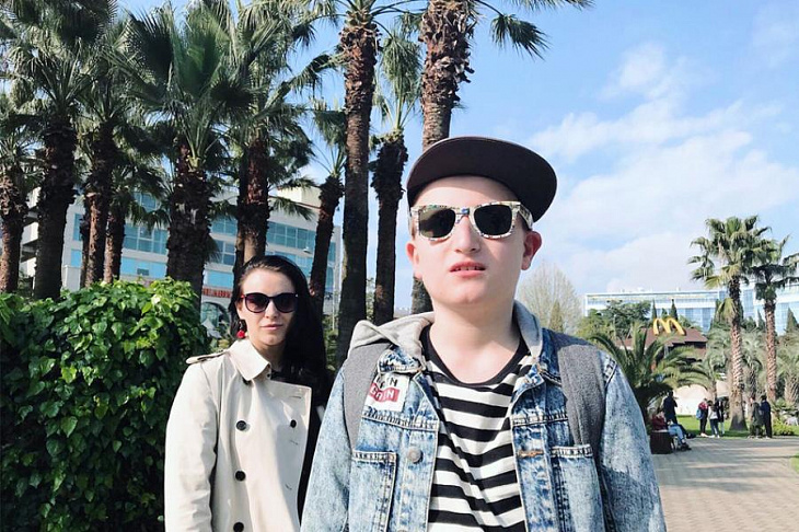 «Он и есть искусство»: как 13-летний художник из России стал звездой арт-рынка и продает работы за миллионы рублей