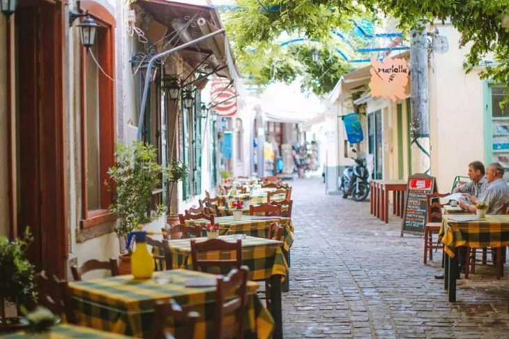 Рестораторы предложили начать открытие заведений с летних веранд