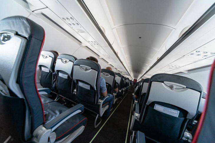 Роспотребнадзор смягчил требования по рассадке пассажиров в самолете