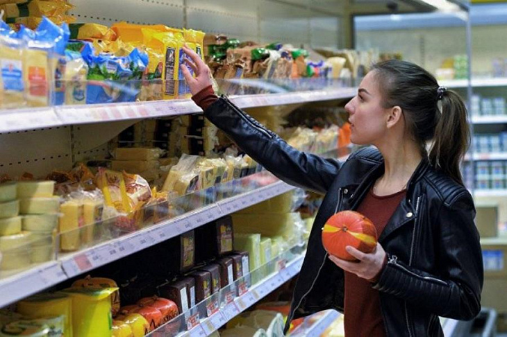 Недельные расходы россиян сократились почти в два раза