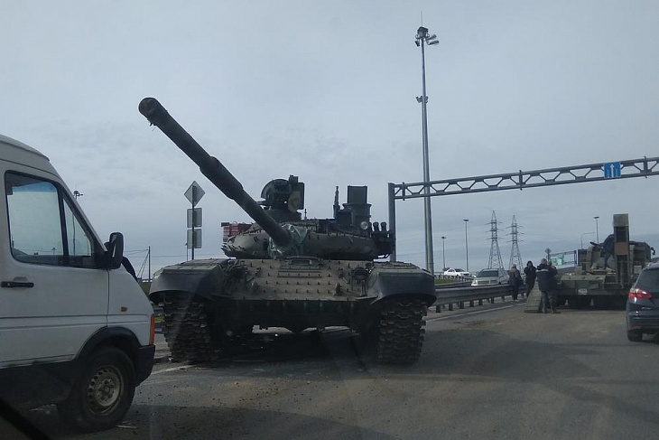 «На КАД вас ожидает внезапная встреча»: до места назначения не доехали хлеб и танк