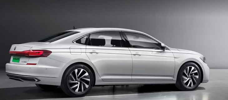 Получивший модные фонари «другой» Volkswagen Passat показался на официальных фото