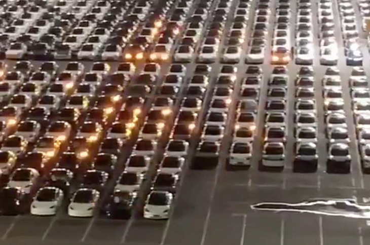 Обновление прошивки на Tesla сняли на видео. Выглядит как световое шоу