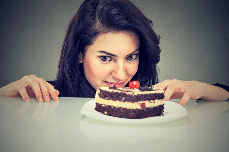 Почему вечером появляется тяга к сладкому и как с ней бороться