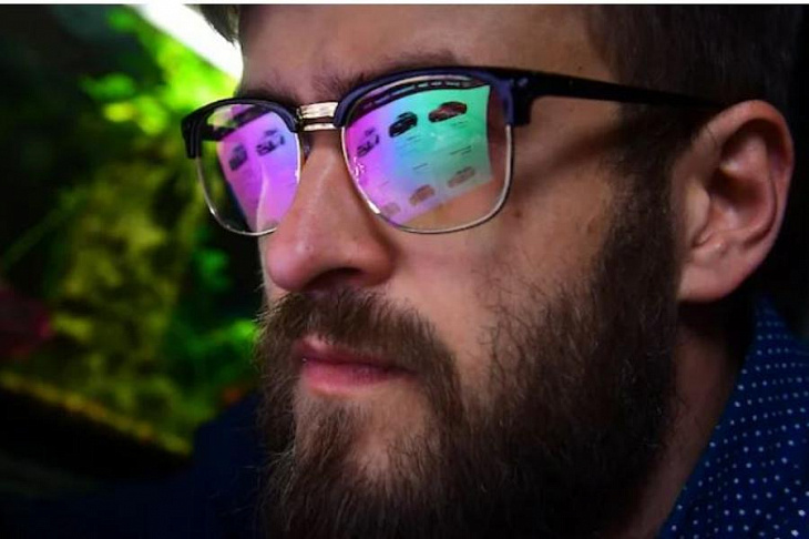 Автосалон на диване