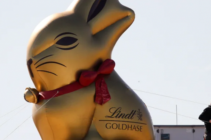 Немецкий суд признал права компании Lindt на цвет фольги, в которую завернуты ее шоколадные зайцы