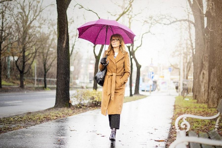 Врач рассказала о возможном вреде прогулок под дождем