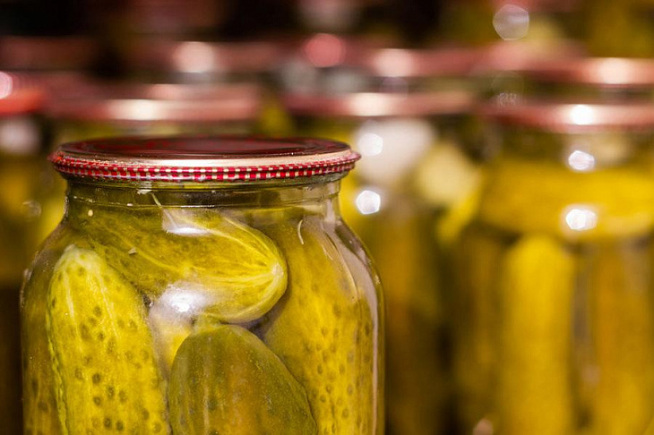 Россиянам напомнили о штрафах за хранение консервации в подвалах домов