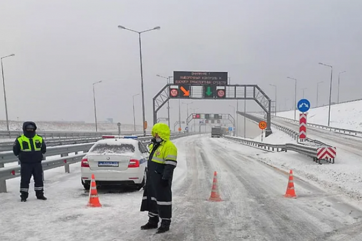 Крымский мост занесло снего