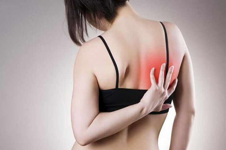 Британские медики рассказали, о чем говорит боль в районе правой лопатки