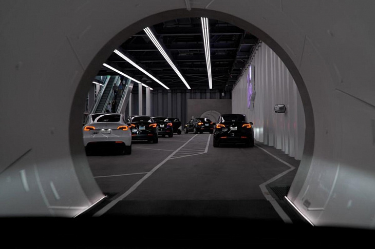 Пробки из Tesla: Илон Маск показал будущее электромобилей. Видео 