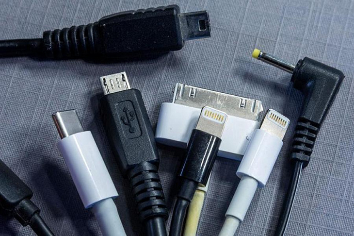 Эксперт предупредил об опасности поддельной зарядки для смартфона