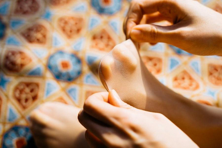 Врач развеяла миф об опасности отказа от колготок в холода