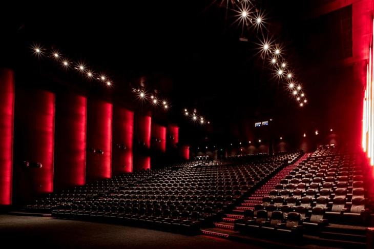 Кинотеатры Калифорнии и Гонконга закрывают снова