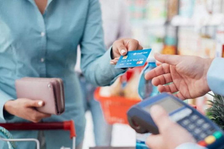 На кассах в магазинах разрешат пополнять банковские карты