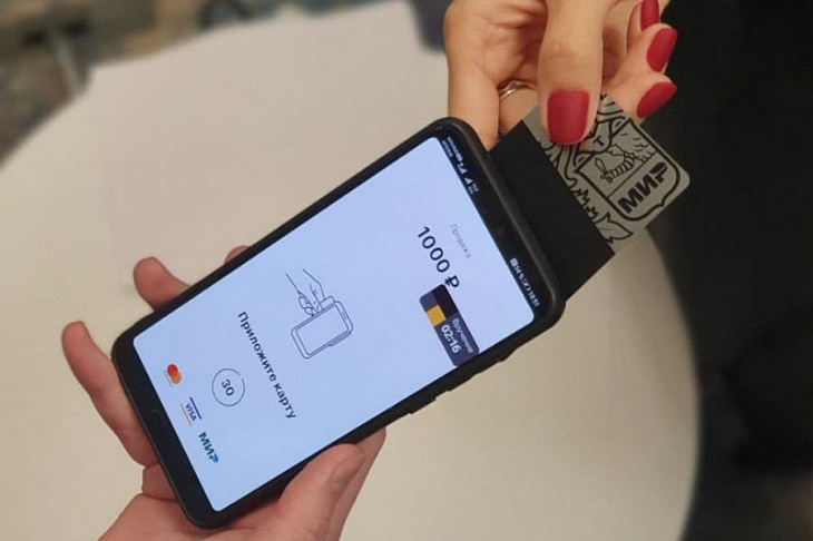 «Яндекс» запустил безналичную оплату заказов через смартфоны курьеров