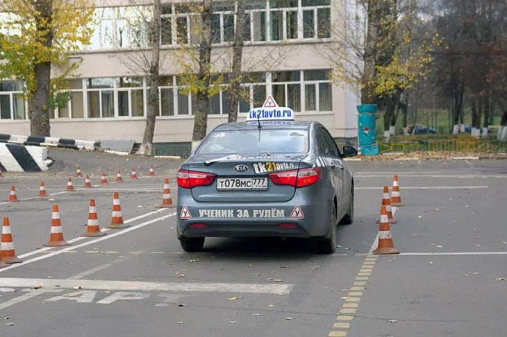 «Про нас просто забыли». Автошколы просят снять запреты