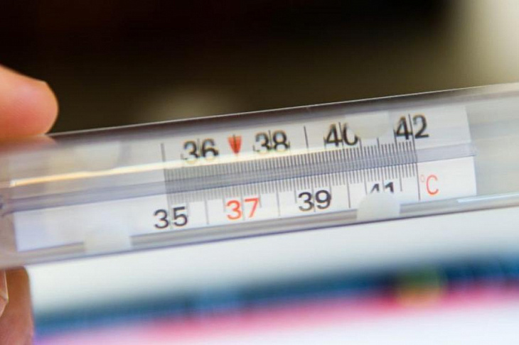 Температура после прививки от ковида: нормально ли это и что с этим делать?