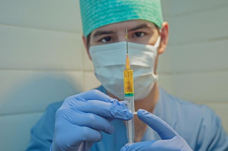 «Я говорю пациентам, что прививку делать не нужно». Почему врачи отговаривают россиян от вакцинации